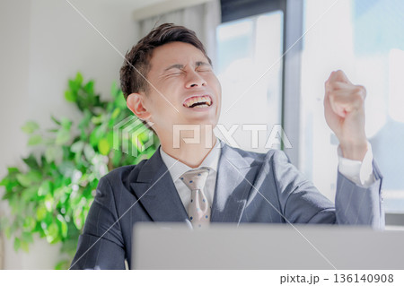 喜ぶビジネスマン 136140908