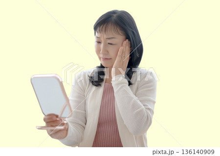肌を気にする女性 肌を気にする女性 136140909