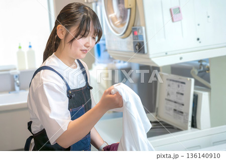 洗濯する女性 136140910