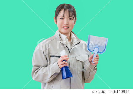 笑顔で掃除をする女性 笑顔で掃除をする女性 136140916