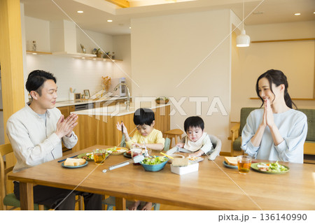 若い家族、食事、食卓、いただきます 若い家族、食事、食卓、いただきます 136140990