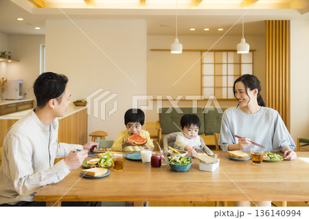若い家族、食事、食卓、いただきます 136140994