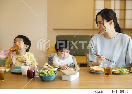 若い家族、食事、食卓、いただきます 136140997