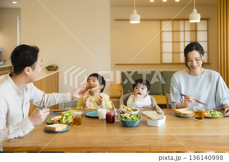若い家族、食事、食卓、いただきます 136140998