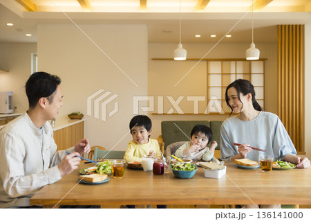 若い家族、食事、食卓、いただきます 若い家族、食事、食卓、いただきます 136141000