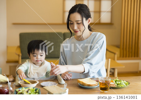 若い家族、食事、食卓、いただきます 若い家族、食事、食卓、いただきます 136141001