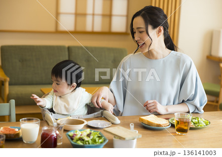 若い家族、食事、食卓、いただきます 若い家族、食事、食卓、いただきます 136141003