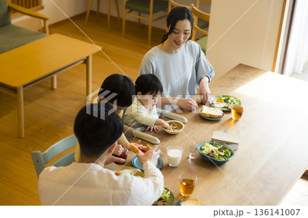 若い家族、食事、食卓、いただきます 136141007