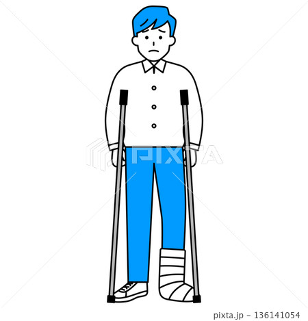 足を怪我して松葉杖をついている若い男性 足を怪我して松葉杖をついている若い男性 136141054