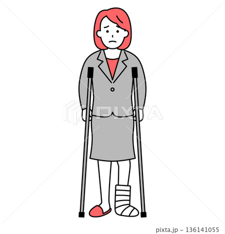 足を怪我して松葉杖をついているスーツの女性 136141055