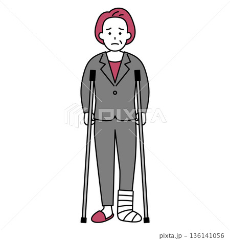 足を怪我して松葉杖をついている中年のスーツの女性 足を怪我して松葉杖をついている中年のスーツの女性 136141056