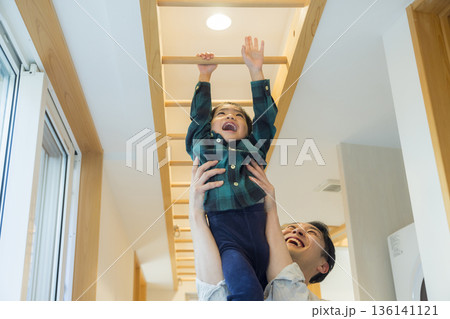 注文住宅の雲梯で遊ぶ親子 136141121