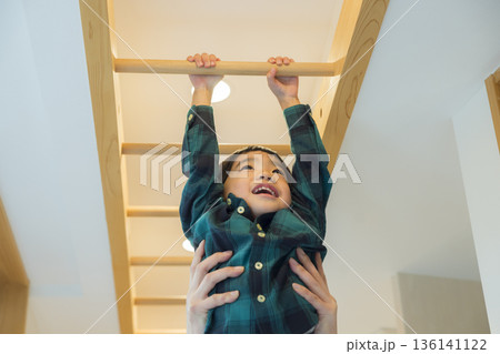 注文住宅の雲梯で遊ぶ親子 注文住宅の雲梯で遊ぶ親子 136141122