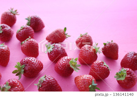 赤やピンクの背景で撮影した苺の集合写真 136141140
