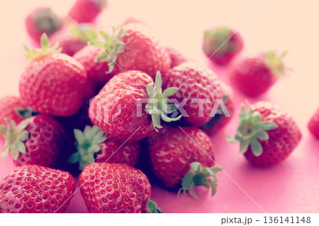赤やピンクの背景で撮影した苺の集合写真 136141148