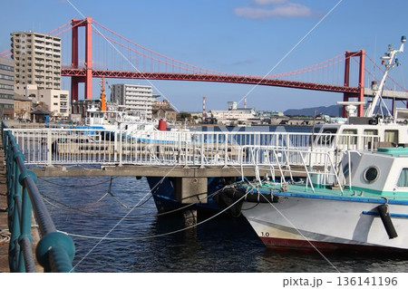 北九州市の洞海湾と若戸大橋 136141196