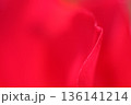 赤い花びらの波のようなボケ 136141214