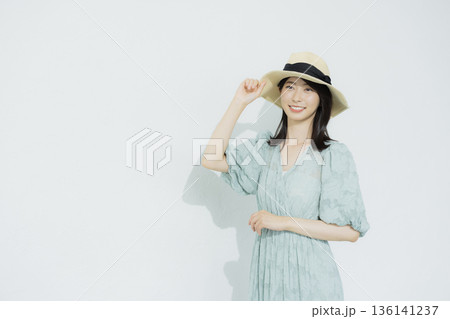 水色のワンピースを着た若い女性　    136141237