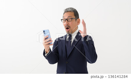 男性 ビジネス スマートフォン 男性 ビジネス スマートフォン 136141284