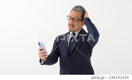 男性 ビジネス スマートフォン スマホ 男性 ビジネス スマートフォン スマホ 136141324