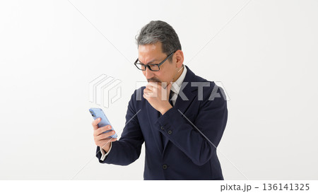 男性 ビジネス スマートフォン スマホ 男性 ビジネス スマートフォン スマホ 136141325