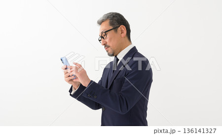 男性 ビジネス スマートフォン スマホ 男性 ビジネス スマートフォン スマホ 136141327
