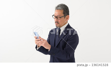 男性 ビジネス スマートフォン スマホ 男性 ビジネス スマートフォン スマホ 136141328