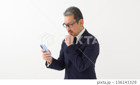 男性 ビジネス スマートフォン スマホ 男性 ビジネス スマートフォン スマホ 136141329