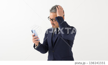 男性 ビジネス スマートフォン スマホ 男性 ビジネス スマートフォン スマホ 136141331