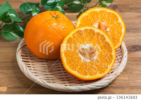 竹ざるに盛った伊予柑 136141683