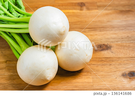 葉付きの小かぶ 葉付きの小かぶ 136141686