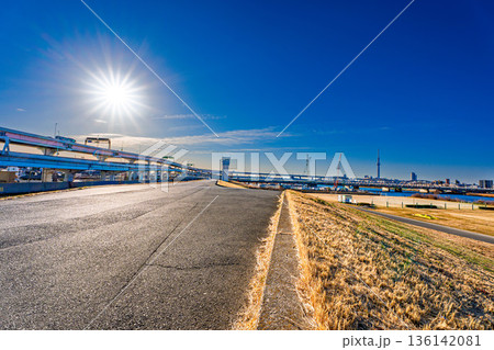 朝日を浴びる荒川土手 136142081