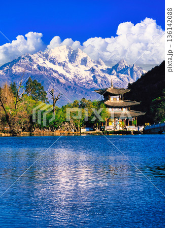 玉泉公園と玉龍雪山の絶景 136142088
