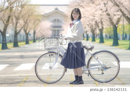 自転車と桜と学生 136142131