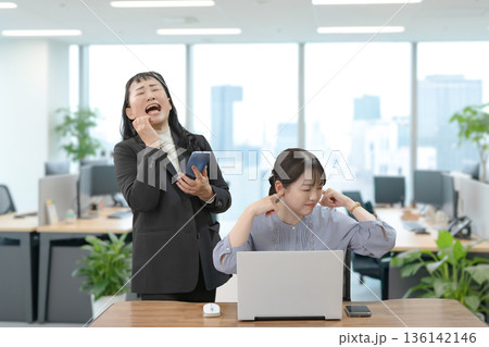 叫ぶ女性と耳を塞ぐ女性 136142146