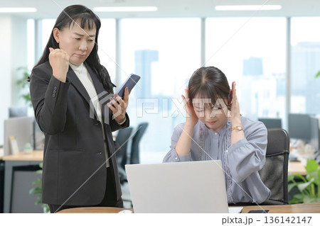 厳しい上司と耳を押さえる部下 136142147
