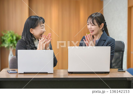 嬉しそうな女性二人 136142153