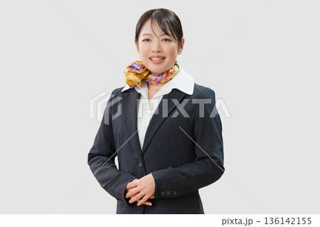 笑顔のスカーフを巻いた女性 136142155