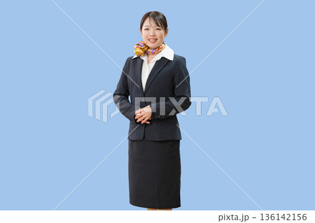 青背景とスカーフを巻いた女性 136142156