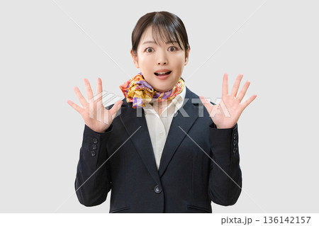 驚くスカーフを巻いた女性 136142157
