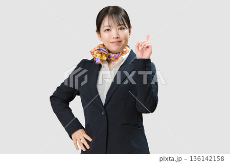指差すスカーフを巻いた女性 136142158