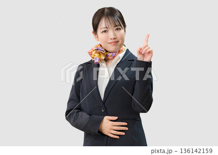 指差すスカーフを巻いた女性 136142159