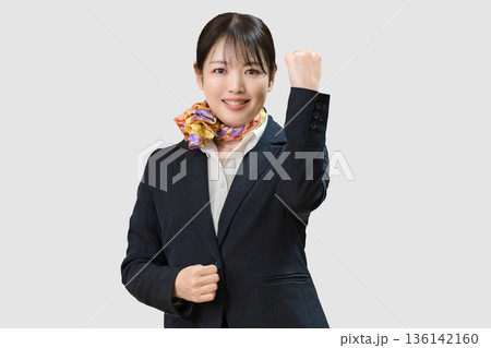 ガッツポーズをするスカーフを巻いた女性 136142160
