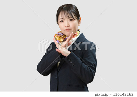 バツを出す女性 136142162