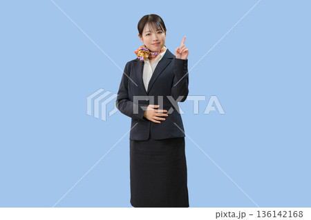 青背景と指差すスカーフを巻いた女性 136142168