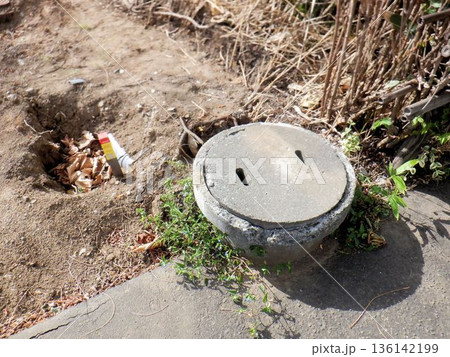 地中に埋設された古い枡と周囲の地盤の様子(外構現況) 地中に埋設された古い枡と周囲の地盤の様子(外構現況) 136142199