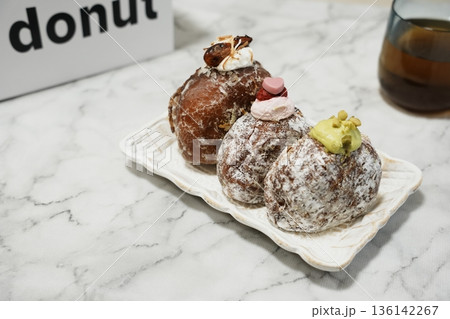 大人気の生ドーナッツ 136142267