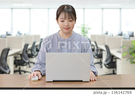 働くビジネスウーマン 136142769