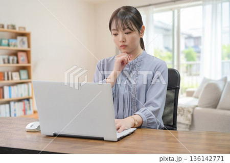 自宅で考える女性 136142771