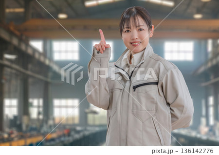 工場と指差す作業服女性 工場と指差す作業服女性 136142776